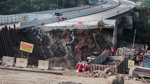 Pekerja menyelesaikan perbaikan ruas jalan tol Bocimi KM 64 yang amblas di Kabupaten Sukabumi, Jawa Barat, Selasa (6/8/2024). Kementerian PUPR menyatakan penanganan permanen pada ruas tol yang terdampak longsor telah mencapai 50 persen dan ditargetkan rampung pada akhir 2024. ANTARA FOTO/Henry Purba/agr/Spt.