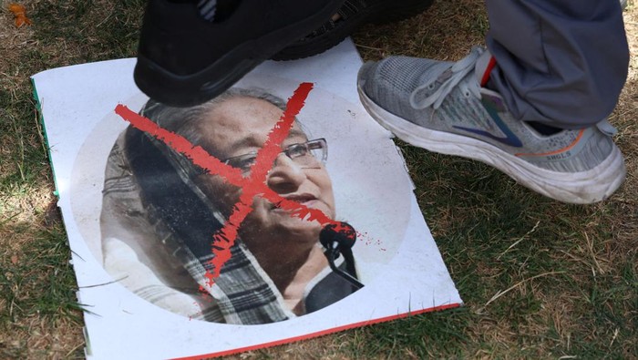 Potret Sheikh Hasina, PM Bangladesh yang Mundur Didesak Rakyat People step on an image as they react to the resignation of Bangladeshi Prime Minister Sheikh Hasina, in East London, Britain, August 5, 2024. REUTERS/Mina Kim