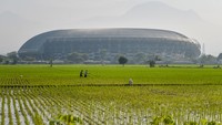 Sejumlah petani beraktivitas di kawasan Stadion Gelora Bandung Lautan Api, Gedebage, Bandung, Jawa Barat, Selasa (6/8/2024).
