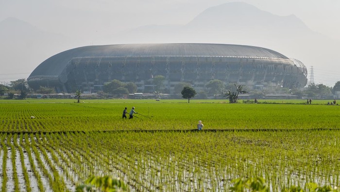 Foto udara Stadion Gelora Bandung Lautan Api, Gedebage, Bandung, Jawa Barat, Selasa (6/8/2024). Menteri Keuangan Sri Mulyani Indrawati mengatakan, pemerintah menggelontorkan dana Anggaran Pendapatan dan Belanja Negara (APBN) tahun 2024 senilai Rp2,87 triliun untuk renovasi dan pembangunan 21 stadion yang diantaranya adalah Stadion Gelora Bandung Lautan Api sebesar Rp40,45 miliar dan progres telah mencapai 82,67 persen. ANTARA FOTO/Raisan Al Farisi/YU