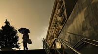 Meski hujan, sebagian warga tetap nekat menerobos menggunakan payung hingga mantel.