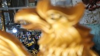 Pekerja mewarnai kerajinan patung Garuda Pancasila di Garuda Fiber, Halim, Jakarta Timur, Selasa (6/8/2024).  