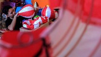 Perajin setempat menyatakan telah menjual sebanyak 3.600 lampion merah putih ke sejumlah daerah di Pulau Jawa dan kota Medan dengan harga Rp 25 ribu hingga Rp 85 ribu per unitnya.   