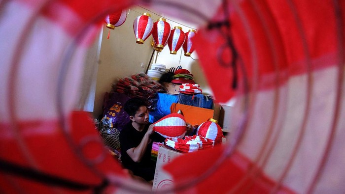 Perajin membuat lampion bermotif merah putih pesanan pembeli di Istana Lampion Solo,Jawa Tengah, Senin (5/8/2024). Menjelang perayaan HUT ke-79 Republik Indonesia, perajin setempat menyatakan telah menjual sebanyak 3.600 lampion motif merah putih untuk dekorasi hiasan yang dipesan pembeli dari sejumlah daerah di Pulau Jawa serta kota Medan dengan harga jual Rp25 ribu hingga 85 ribu per unitnya. ANTARAFOTO/Maulana Surya/aww.