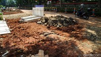 Setengah ruas jalan juga tertutup akibat proyek.  