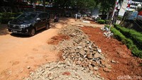 Pengendara melintas di Jalan Taman Patra Terusan kawasan Kuningan, Jakarta Selatan, Selasa (6/8/2024). Di lokasi ini tengah dikerjakan proyek saluran air.