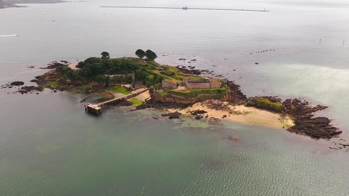 Pulau pribadi berhantu/Sky News