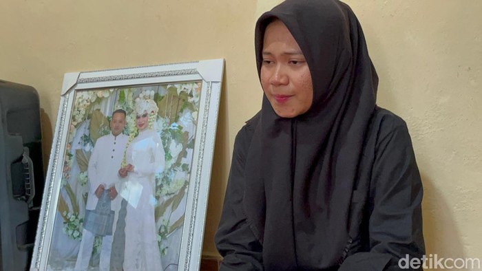 Retno, istri Rian pria yang dibunuh temannya dan jasadnya dibuang dalam karung di Desa Sungai Gelam, Muaro Jambi