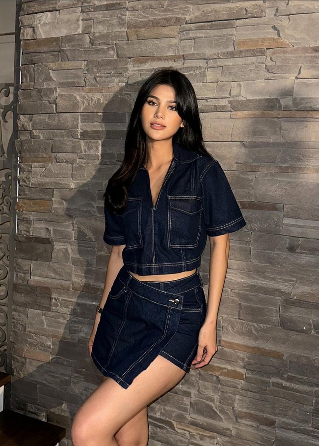 Wanita kelahiran Palembang ini tampil stylish dengan gaya denim on denim. Foto: Instagram/@ritassyawellgreat