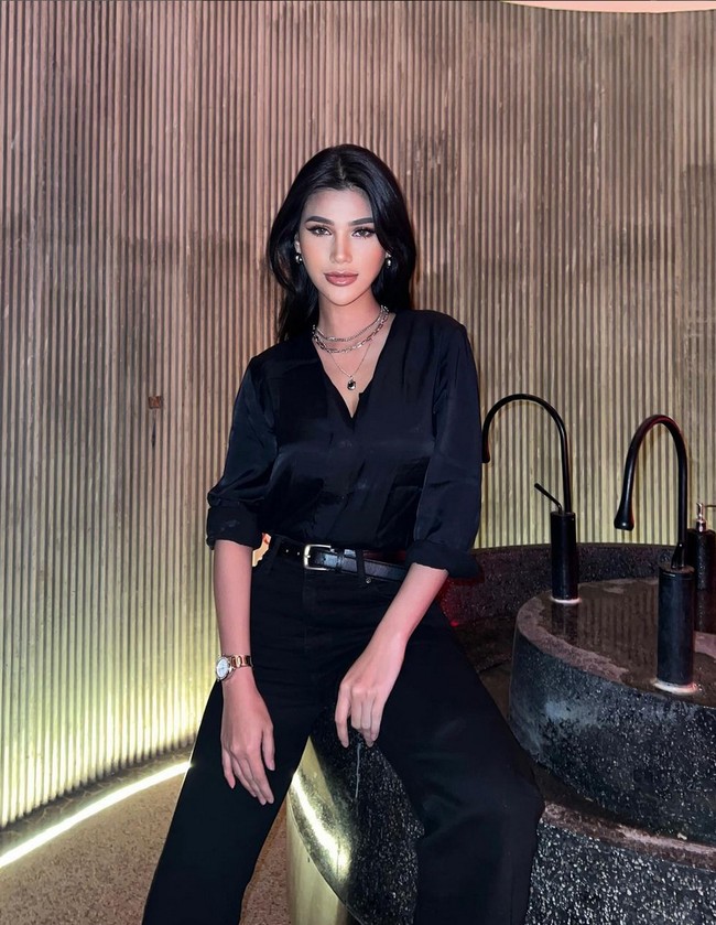 Black on black selalu jadi pilihan aman untuk tampil stylish sekaligus elegan. Foto: Instagram/@ritassyawellgreat