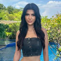 Ritassya Wellgreat memamerkan perut rampingnya dengan crop top berbahan black denim. Foto: Instagram/@ritassyawellgreat