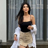 Ritassya Wellgreat memadukan tanktop dan rok mini dengan kemeja putih untuk tampil casual.  Foto: Instagram/@ritassyawellgreat