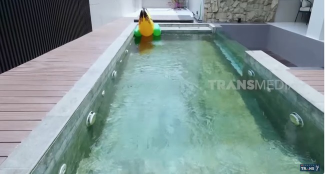 Halaman belakang yang luas dimanfaatkan Andhita untuk kolam renang. Ia juga melengkapinya dengan jacuzzi. Andhita mengatakan, impian untuk memiliki rumah ini akhirnya bisa terwujud setelah 9 tahun melakoni profesi makeup artist. Aku lebih nyamannya disebut tukang makeup, soalnya kalau MUA (makeup artist) harus punya sertifikasi dulu, katanya. (Foto: YouTube/Trans7 Official)