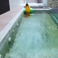Halaman belakang yang luas dimanfaatkan Andhita untuk kolam renang. Ia juga melengkapinya dengan jacuzzi. Andhita mengatakan, impian untuk memiliki rumah ini akhirnya bisa terwujud setelah 9 tahun melakoni profesi makeup artist. Aku lebih nyamannya disebut tukang makeup, soalnya kalau MUA (makeup artist) harus punya sertifikasi dulu, katanya. (Foto: YouTube/Trans7 Official)