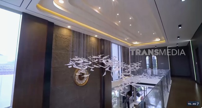 Langit-langit dihiasi dekorasi unik yang kata sang pemilik terinspirasi dari kunjungannya ke beberapa hotel bintang lima di Jakarta. (Foto: YouTube/Trans7 Official)
