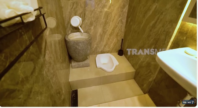 Jangan sampai terkecoh dengan kemewahan luarya. Salah satu kamar mandi ternyata masih menggunakan WC jongkok. Suami saya nggak bisa pakai WC duduk. Jadi saya buatkan juga ini, ungkap ibu dua anak ini. (Foto: YouTube/Trans7 Official)