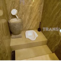 Jangan sampai terkecoh dengan kemewahan luarya. Salah satu kamar mandi ternyata masih menggunakan WC jongkok. Suami saya nggak bisa pakai WC duduk. Jadi saya buatkan juga ini, ungkap ibu dua anak ini. (Foto: YouTube/Trans7 Official)