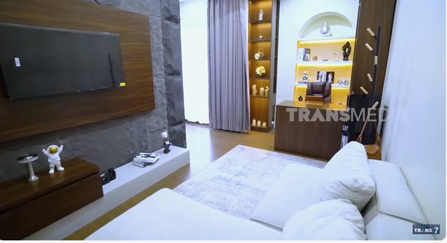 Kamar utama juga dibuat seperti hotel. Ada area lounge yang juga berfungsi sebagai ruang kerja, lalu kamar dan kamar mandi yang dipisahkan oleh partisi kaca. (Foto: YouTube/Trans7 Official)