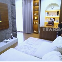 Kamar utama juga dibuat seperti hotel. Ada area lounge yang juga berfungsi sebagai ruang kerja, lalu kamar dan kamar mandi yang dipisahkan oleh partisi kaca. (Foto: YouTube/Trans7 Official)