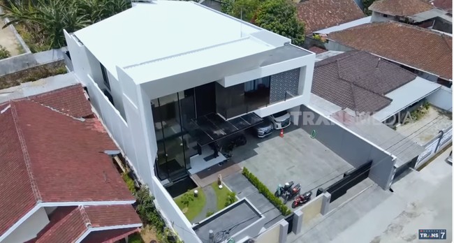 Inilah penampakan rumah baru Andhita Irianto yang supermewah. Berlokasi di Lampung, rumah tersebut bergaya arsitektur modern.  (Foto: YouTube/Trans7 Official)