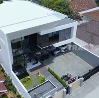 Inilah penampakan rumah baru Andhita Irianto yang supermewah. Berlokasi di Lampung, rumah tersebut bergaya arsitektur modern.  (Foto: YouTube/Trans7 Official)