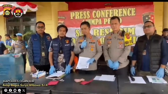 Saat polisi menggelar pers liris di depan Mapolres OI terkait kasus Penimbunan BBM