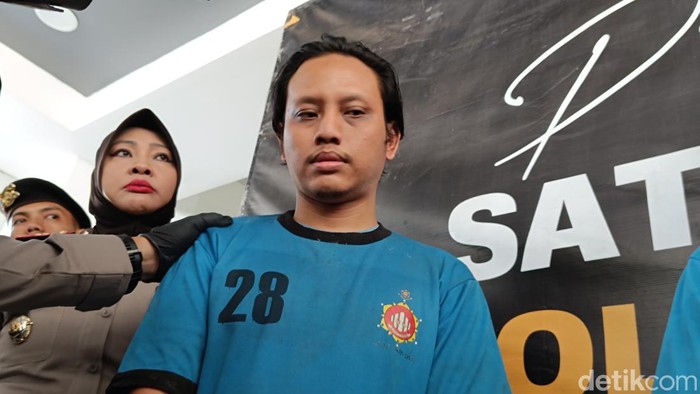 Salah satu tersangka kasus penembakan pria MAF (22) di Klapanunggal, Kabupaten Bogor, Jawa Barat, AZ (30), berperan merakit senjata api (senpi). (RIzky Adha/detikcom)