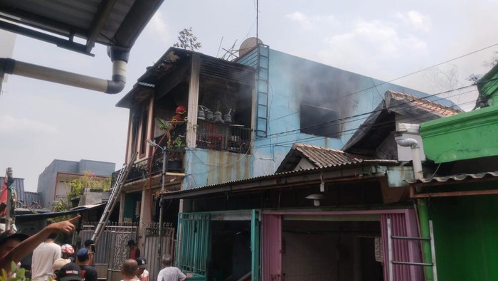 Satu unit rumah dengan 2 lantai kebakaran di Batuceper, Tangerang, Banten. Kebakaran terjadi saat anak balita memainkan korek dan apinya menyambar. (dok Polsek Batuceper)