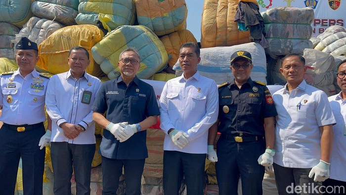Satuan Tugas (Satgas) Pemberantasan Impor Ilegal. (Rumondang/detikcom)