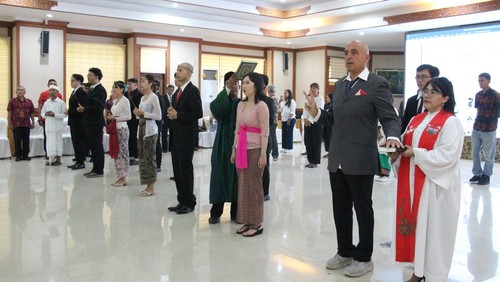 Sebanyak 11 anak blasteran dan seorang warga Italia resmi menjadi WNI dan mengambil sumpah setia kepada Indonesia di Kantor Wilayah Kementerian Hukum dan HAM Bali, Selasa (6/8/2024). (Foto: Istimewa)