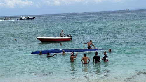 Sejumlah nelayan dan warga mengevakuasi perahu terbalik diterjang ombak di perairan Shipwreck Point Surf, Nusa Lembongan, Kecamatan Nusa Penida, Klungkung, Selasa (6/8/2024) (Dok. Polres Klungkung)