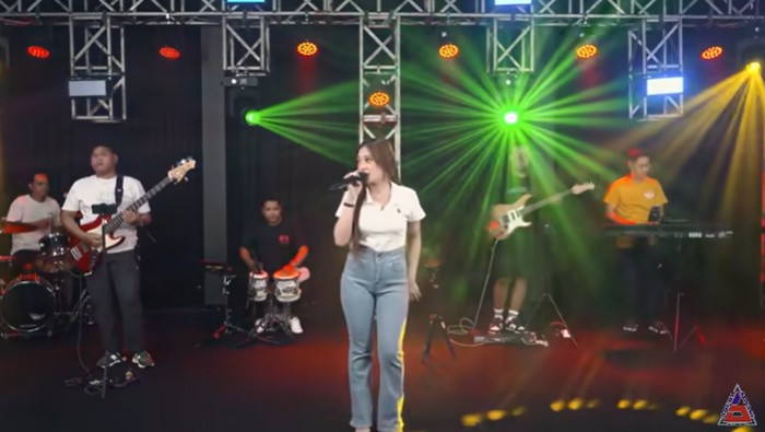 Shinta Arsinta menyanyikan lagu Sigar.