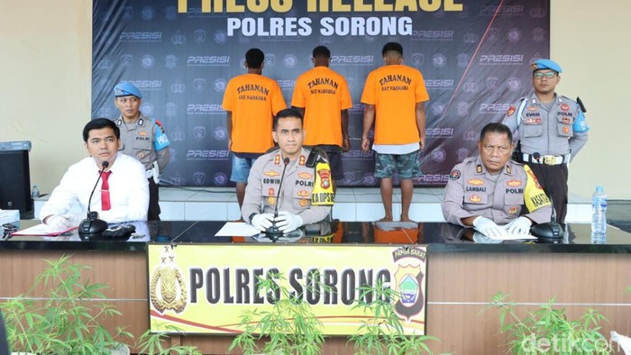 Polisi membongkar budi daya ganja di Sorong, Papua Barat Daya. Tiga pelaku diamankan dan 44 pohon ganja dimusnahkan.