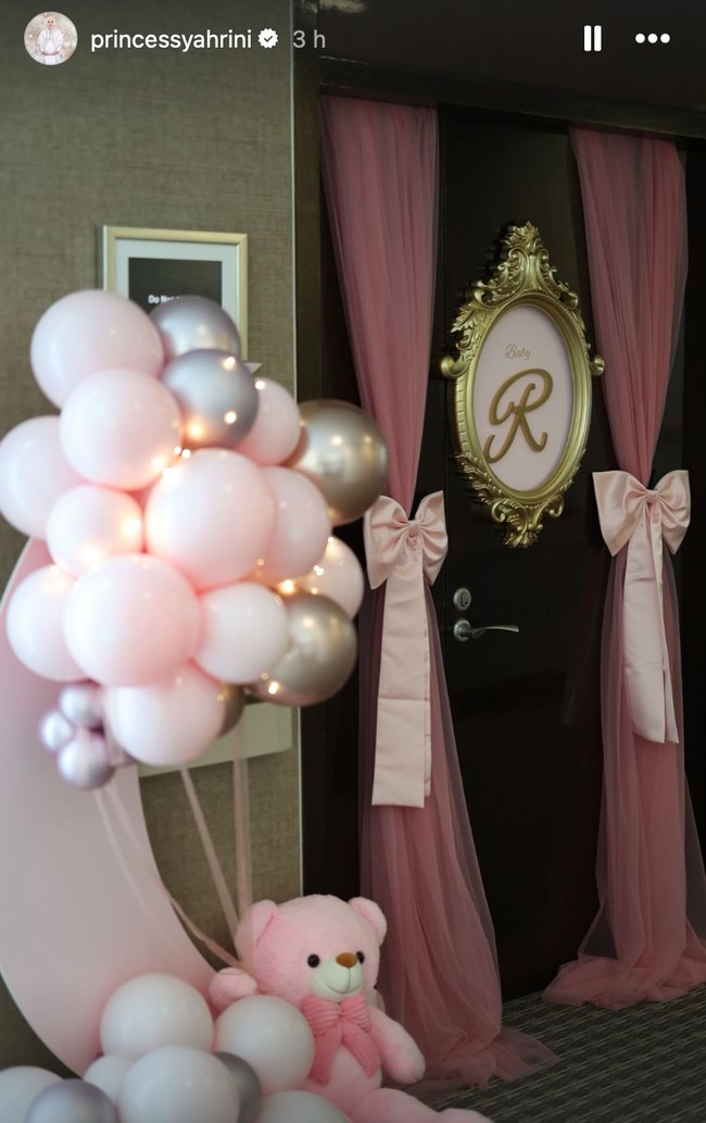 Hampir seluruh sisi kamar rumah sakit tampak meriah dengan dihiasi dekorasi serba pink, sesuai dengan jenis kelamin sang bayi. Di bagian pintu kamar rumah sakit juga terdapat tulisan inisial sang anak, baby R. Foto: Instagram/@princessyahrini