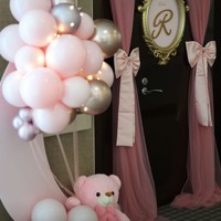 Hampir seluruh sisi kamar rumah sakit tampak meriah dengan dihiasi dekorasi serba pink, sesuai dengan jenis kelamin sang bayi. Di bagian pintu kamar rumah sakit juga terdapat tulisan inisial sang anak, baby R. Foto: Instagram/@princessyahrini