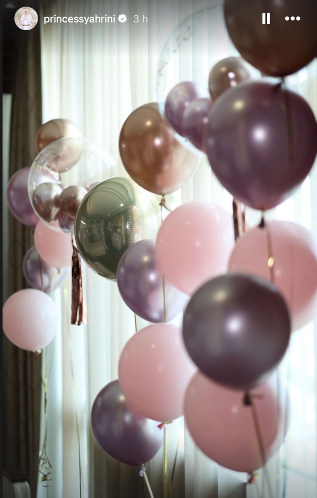 Balon-balon yang didominasi warna merah muda dan keunguan juga tampak menghiasi kamar rumah sakit Syahrini. Foto: Instagram/@princessyahrini