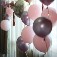 Balon-balon yang didominasi warna merah muda dan keunguan juga tampak menghiasi kamar rumah sakit Syahrini. Foto: Instagram/@princessyahrini