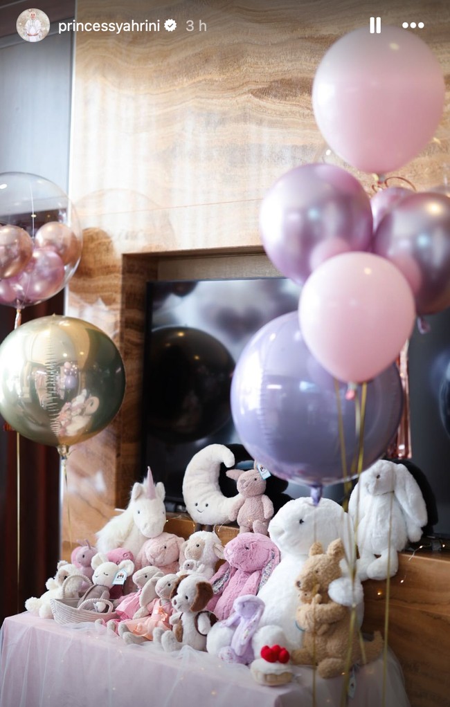 Tak hanya balon, di depan televisi rumah sakit juga diletakkan sebuah meja yang diisi dengan berbagai macam boneka lucu. Ada yang berbentuk kelinci, kangguru, anjing, hingga unicorn. Foto: Instagram/@princessyahrini