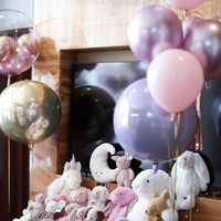 Tak hanya balon, di depan televisi rumah sakit juga diletakkan sebuah meja yang diisi dengan berbagai macam boneka lucu. Ada yang berbentuk kelinci, kangguru, anjing, hingga unicorn. Foto: Instagram/@princessyahrini