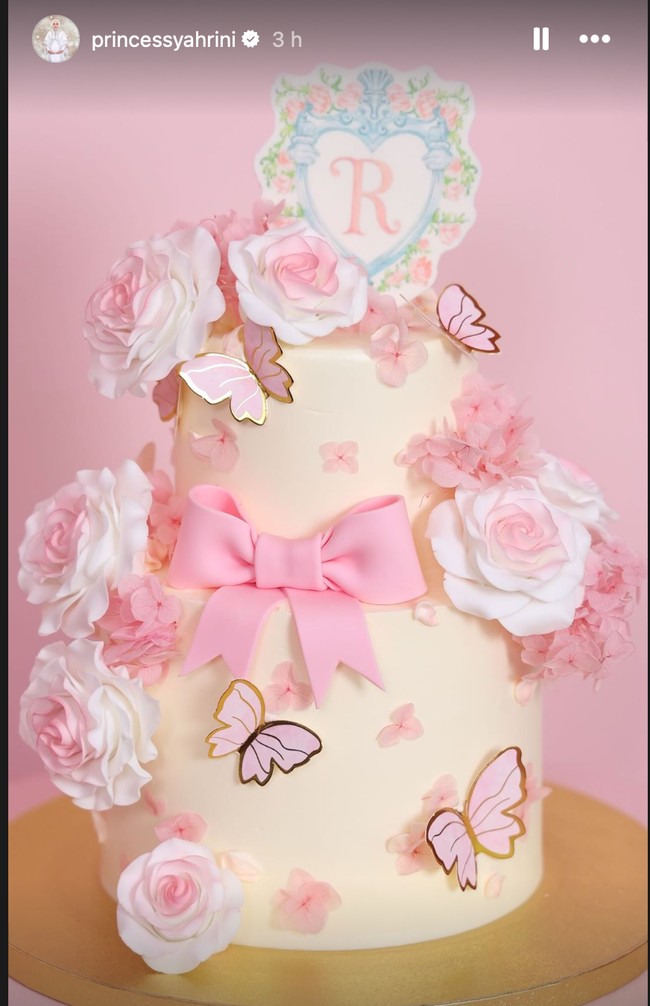 Kue 2 tingkat yang didominasi warna merah muda juga sudah dipesan spesial untuk menyambut kelahiran baby R. Dihiasi dengan ornamen bunga dan kupu-kupu, bagian atas kue tersebut juga terdapat tulisan inisial putri pertama Syahrini, baby R. Foto: Instagram/@princessyahrini