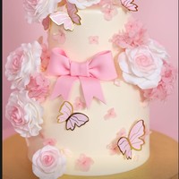 Kue 2 tingkat yang didominasi warna merah muda juga sudah dipesan spesial untuk menyambut kelahiran baby R. Dihiasi dengan ornamen bunga dan kupu-kupu, bagian atas kue tersebut juga terdapat tulisan inisial putri pertama Syahrini, baby R. Foto: Instagram/@princessyahrini