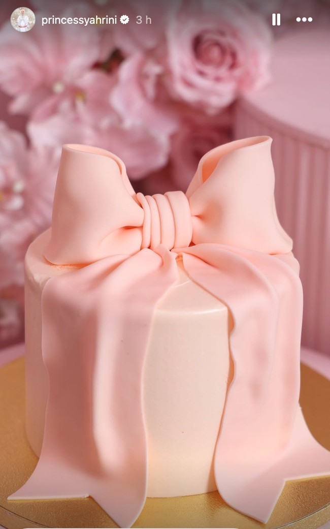 Tak hanya satu, kue lain bermodel simpel dengan bentuk pita berwarna merah muda pada bagian atasnya juga tampak ikut menyambut kelahiran baby R. Foto: Instagram/@princessyahrini
