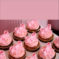 Senada dengan kue sebelumnya, cupcake dengan hiasan pita berwarna merah muda juga ikut dipesan oleh Syahrini dan suaminya. Tampaknya pasangan tersebut memang tak mau setengah-setengah dalam menyambut kehadiran putri pertama mereka. Foto: Instagram/@princessyahrini