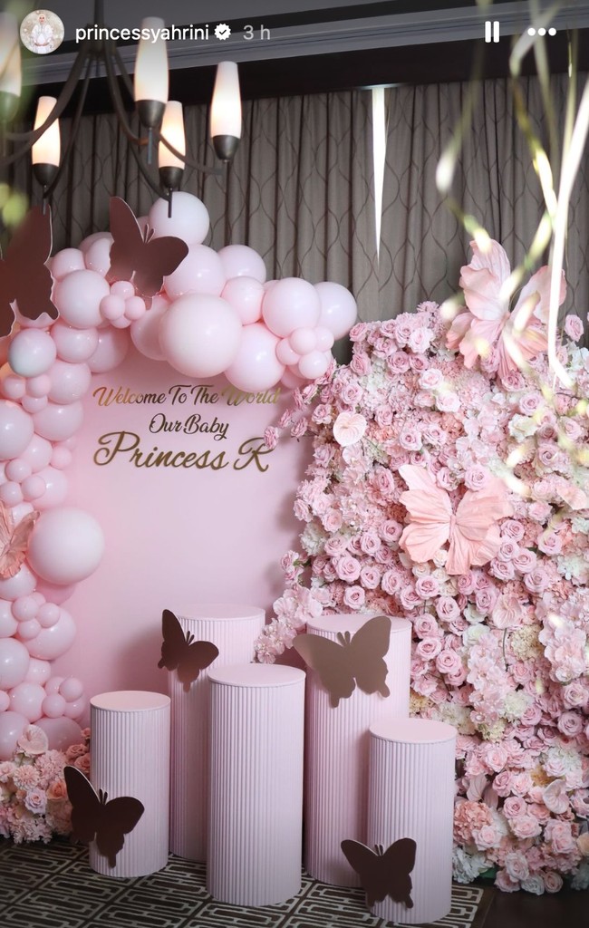 Tak kalah mewah, di salah satu sisi ruangan juga didekorasi dengan backdrop serba pink yang bertuliskan Welcome To The World Our Baby Princess R. Foto: Instagram/@princessyahrini