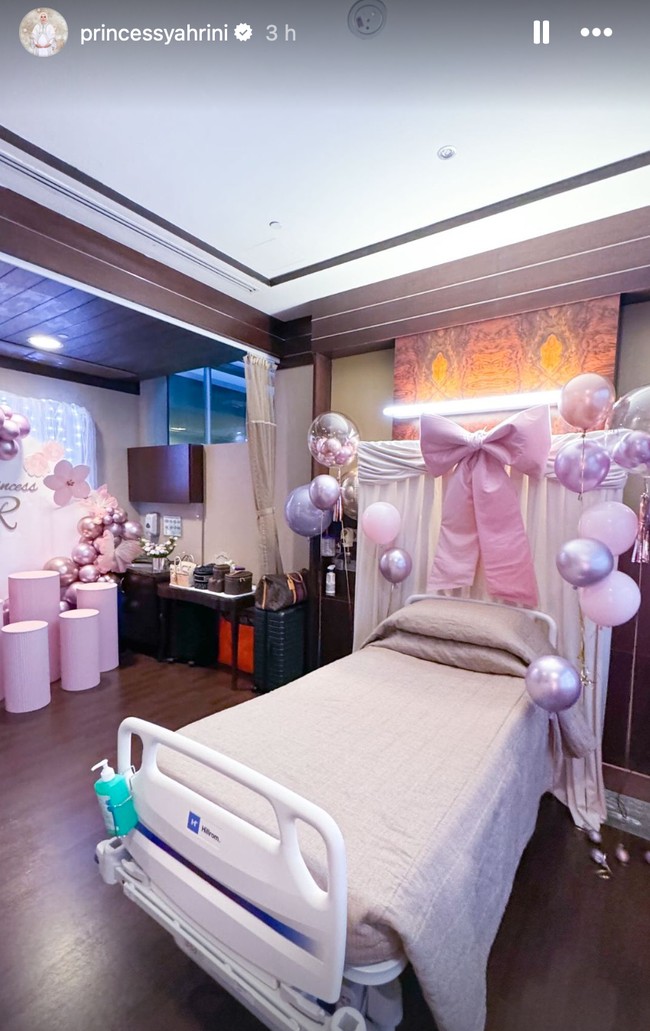 Dikabarkan sudah melahirkan anak pertamanya bersama Reino Barack di Singapura, Syahrini kini tampak membagikan dekorasi di kamar rumah sakitnya. Demi menyambut sang bayi, Syahrini dan Reino memilih dekorasi mewah serba pink untuk menyambut kehadiran sang putri. Foto: Instagram/@princessyahrini