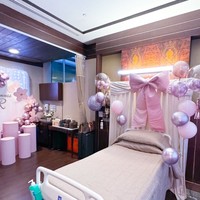 Dikabarkan sudah melahirkan anak pertamanya bersama Reino Barack di Singapura, Syahrini kini tampak membagikan dekorasi di kamar rumah sakitnya. Demi menyambut sang bayi, Syahrini dan Reino memilih dekorasi mewah serba pink untuk menyambut kehadiran sang putri. Foto: Instagram/@princessyahrini