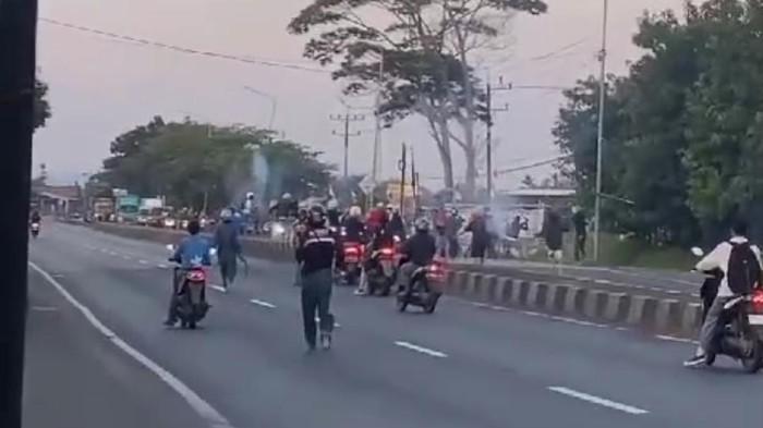 Viral tawuran antarpelajar di jalan pantura Kendal.