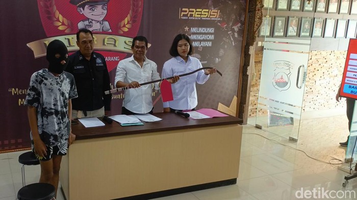 MR, pelajar SMP saat dihadirkan di Mapolres Semarang karena hendak tawuran sambil membawa sajam, Selasa (6/8/2024).