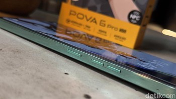 Sisi kanannya terdapat tombol power dan pengaturan volume. Foto: Adi Fida Rahman/detikINET