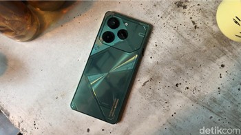 HP ini mengusung konsep desain Dynamic-Tech seperti saudaranya Pova 6 yang diluncurkan bulan lalu. Merupakan desain fotoligrafi yang menghasilkan pola tekstur futuristik disertai kombinasi Dynamic LED Light Effect. Foto: Adi Fida Rahman/detikINET